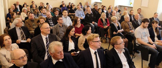 People at the event organised by EST